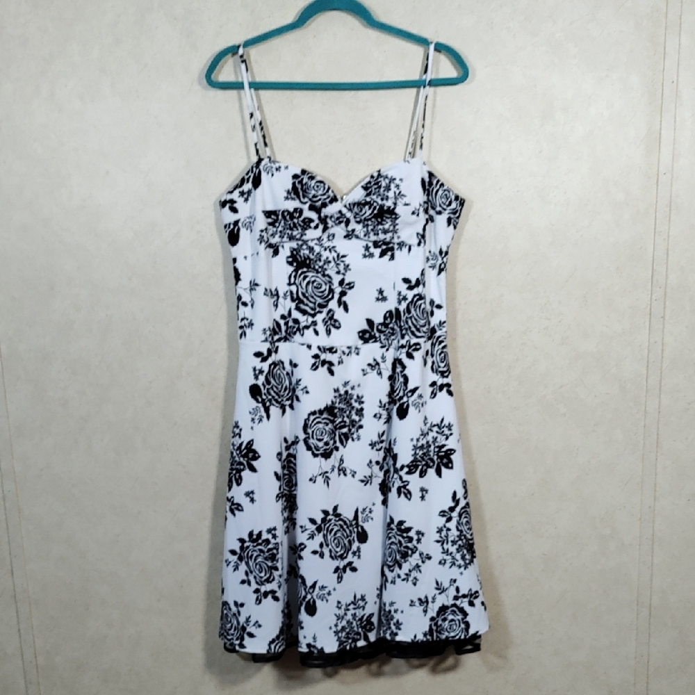 H167 B. Smart white & black fit and flare sleeveless dress 15/16